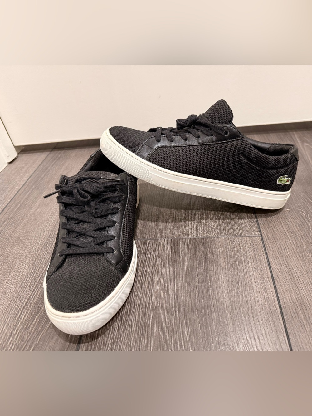 Lacoste women’s Black Low-Top Sneakers with White Sole 7 nwt